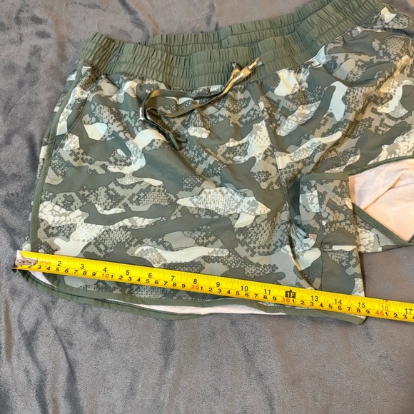 Reebok Green and White Athletic Shorts

#1065 - Picture 6 of 10